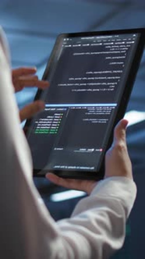 Detail des Tablets mit vertikaler Zusammensetzung, das den Wartungsablauf im Serverraum aus dem Blickwinkel von Kamera B unterstützt