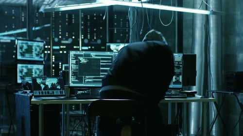 Un dangereux hacker cagoulé s'introduit dans les serveurs de données du gouvernement et infecte leur système avec un virus.