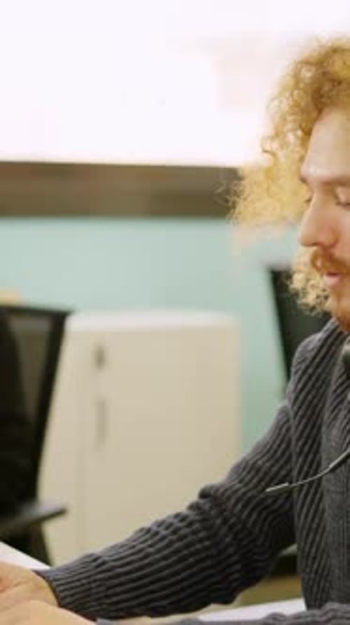 Homme moderne souriant tout en travaillant dans un espace de coworking
