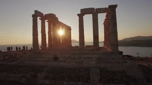 images aériennes par drone des ruines antiques du temple de Poséidon, Sounion, Grèce, à l'heure d'or