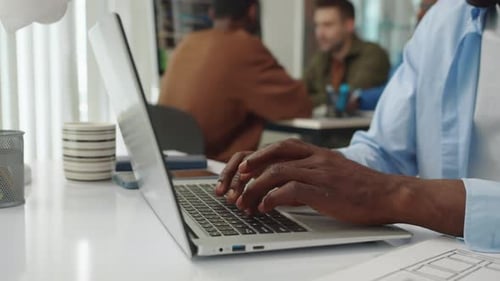 Les mains d'un programmeur saisissent le code sur un ordinateur portable au bureau