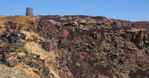 Plan panoramique très large de gauche à droite du nord du site de la mine de cuivre de Mynydd Parys Mountain.