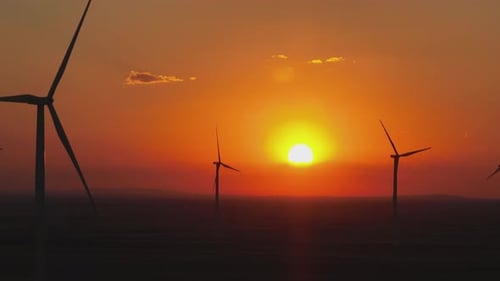 4k Drohnenaufnahme von Windkraftanlagen