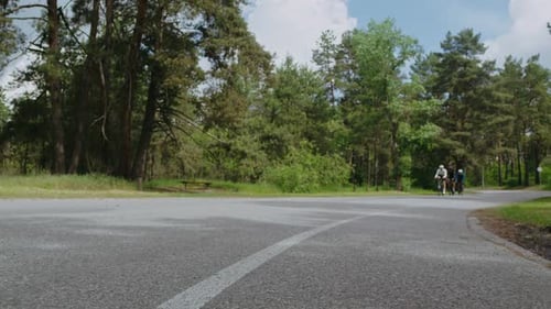 Professionelle Radfahrer in Sportkleidung fahren Fahrrad entlang der Landstraße
