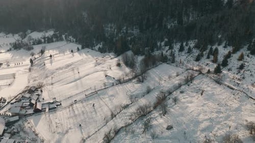 Uma bela paisagem coberta de neve com árvores geladas e vastos campos abertos que se estendem por quilômetros