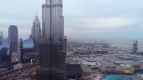 Vista aérea do Burj Khalifa dominando o horizonte de Dubai