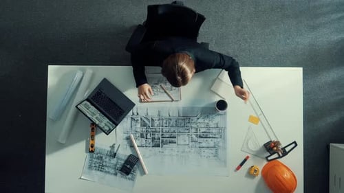 Luftaufnahme einer Architektin, die bei der Arbeit am Laptop zeichnet. Ernährung.