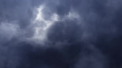 4k Gewitter, dunkle Wolken kommen näher.