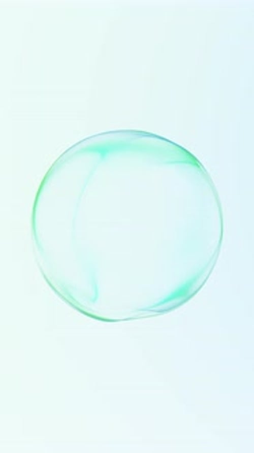 Sphère en verre vert minimale sur fond dégradé doux avec une forme translucide propre