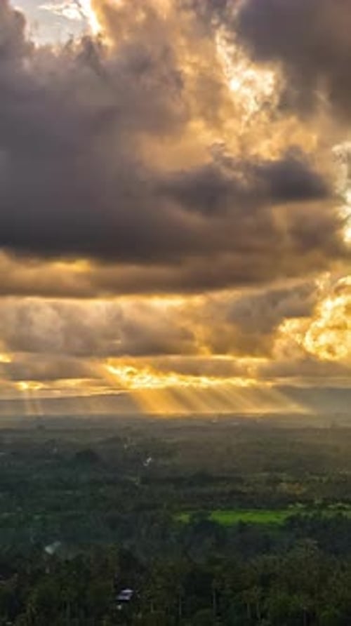 Vue verticale du paysage nuageux au-dessus de Bali au coucher du soleil en Indonésie - Timelapse