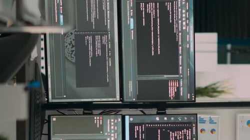 Mesa de escritório vazia de vídeo vertical com várias telas executando script de desenvolvimento de software