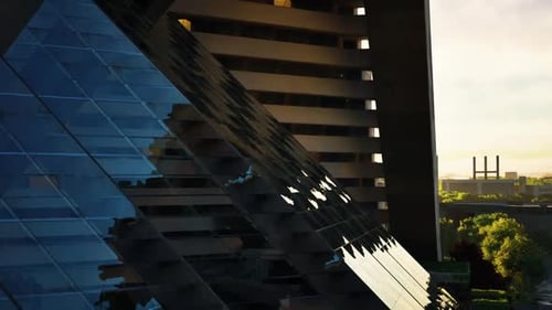Reflejos de la arquitectura moderna al atardecer en un entorno urbano