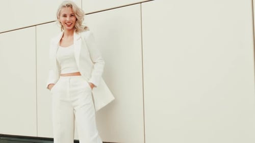 Linda mulher ao ar livre