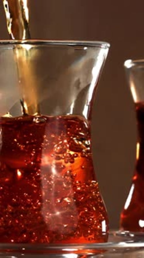 Türkischer Tee wird in ein Glas gegossen, das mit einer Hochgeschwindigkeitskamera mit 1000 Bildern pro Sekunde gefilmt wurde
