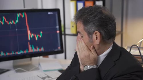 El corredor de bolsa estresado y enojado pierde y las acciones caen de valor.