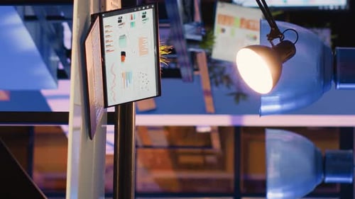 Vertikales Video Junge Erwachsene, die Finanzstrategiedaten auf dem Laptop eingeben