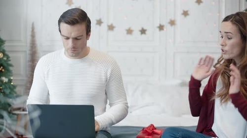 Conflicto navideño de pareja en un hogar moderno