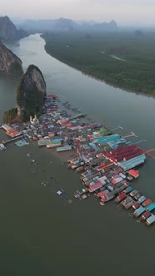 Luftbild des schwimmenden Dorfes Ko Panyi in Thailand