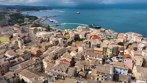 Vol aérien en Drone au-dessus des toits en terre cuite de la vieille ville de Corfou face au port et au port