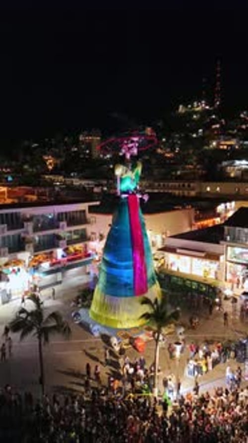 Impresionante Catrina en el centro de Puerto Vallarta, celebración del Día de Muertos en México