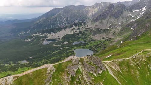 Images aériennes du pic Kasprowy Wierch dans les Tatras, en Pologne