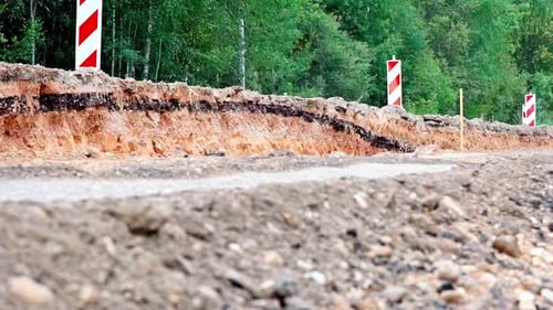 La ingeniería detrás de la construcción de carreteras modernas, un camino de grava en construcción