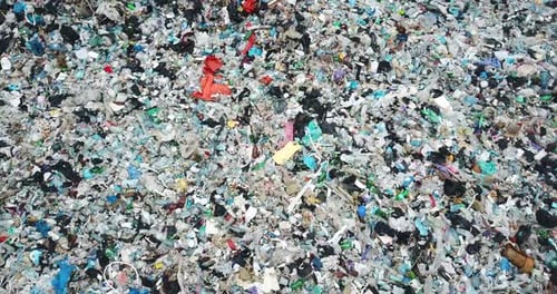Abfall von Plastikflaschen und anderen Arten von Kunststoffglas und organischen Stoffen auf der Mülldeponie