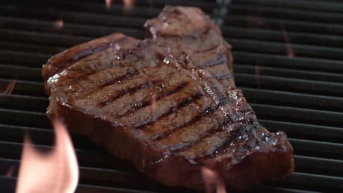 T-Bone-Steak in Zeitlupe auf dem Grill