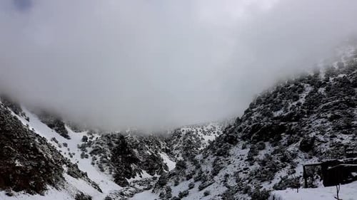 les nuages se déplacent dans les montagnes du Haut Atlas au Maroc