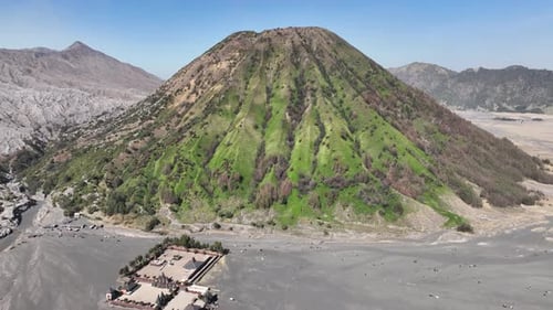 Vue aérienne panoramique du mont Batok avec Bromo et Semeru au loin