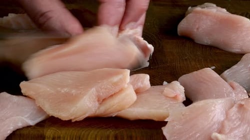 Poitrine de poulet crue tranchée avec une texture tendre et un aspect juteux.