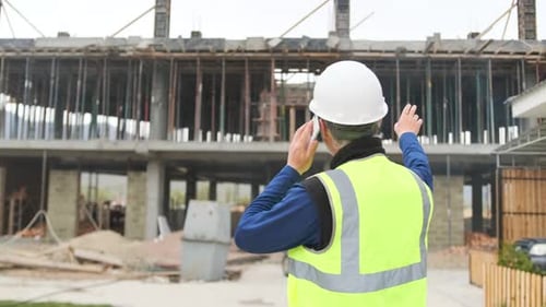 Llamada telefónica de un ingeniero en una obra de construcción hablando en comunicación o discusión