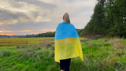 Mädchen mit ukrainischer Flagge