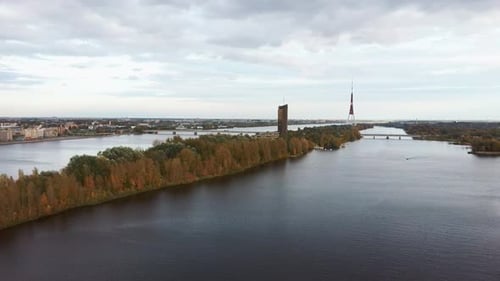 Luftbild der Stadt Riga, der Hauptstadt Lettlands. Herrlicher Blick auf den Fluss Daugava, Altstadt, Nationa