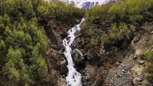 Drohnenflug aus der Luft über den Elbrus-Wasserfall und frische Frühlingsvegetation