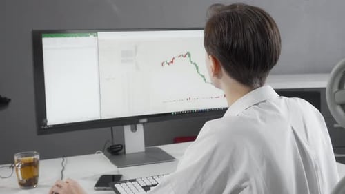 Selbstbewusste Aktienhändlerin, die bei der Analyse von Marktdaten in die Kamera lächelt