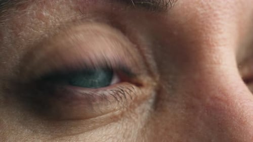 Eine eindrucksvolle Nahaufnahme eines blauen Auges fängt jedes Detail der Iris und der umgebenden Haut ein