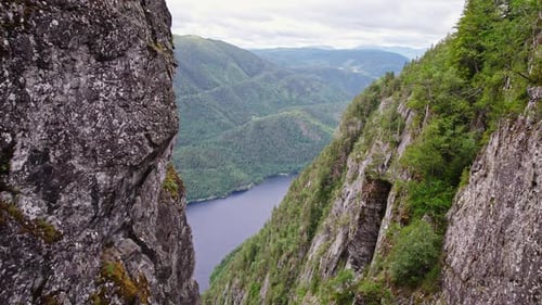 Majestätische schroffe Klippen, die üppige Berge und fließende Flüsse umrahmen