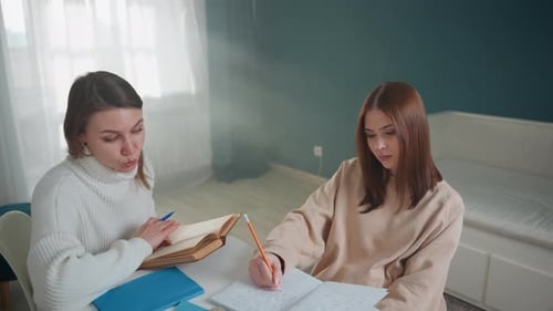 Cadre détendu avec grammaire ciblée et activité de prise de notes Scène de classe intime avec