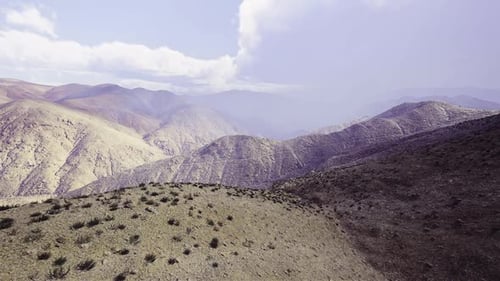 Collines calmes et paisibles du Népal au crépuscule avec de douces ombres