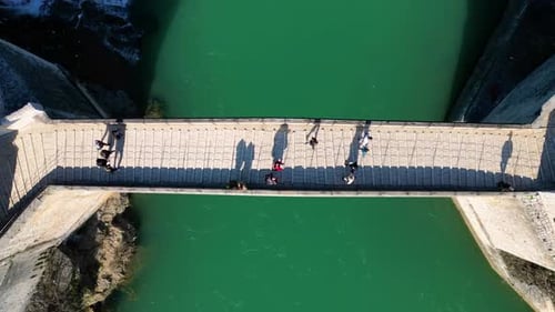 Hyperlapse-Drohnenaufnahme der Alten Brücke in der Stadt Mostar in Bosnien und Herzegowina.