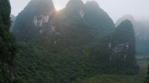 Montagnes Théâtrales Aériennes du Vietnam Paysage accidenté d'une beauté inspirante