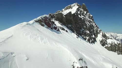 Le sommet enneigé et le ciel bleu offrent une vue imprenable pour les amateurs d'aventure et de nature
