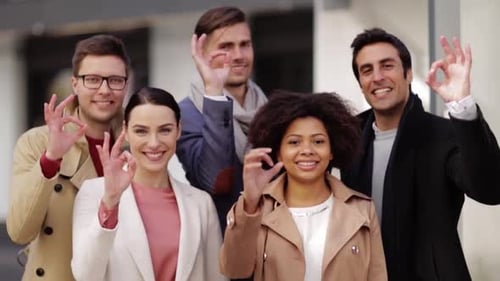 Concepto Empresarial, Gestual y Corporativo: Grupo Internacional de Personas que muestran su aprobación