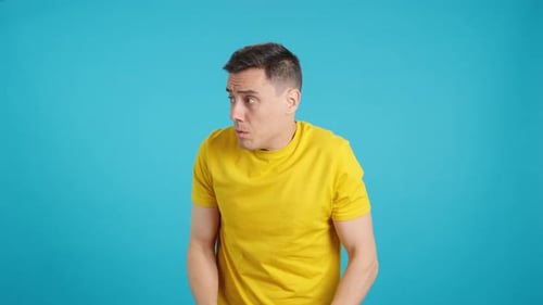 Un hombre casual inseguro que mira a su alrededor