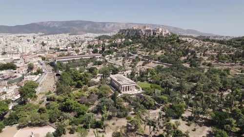 Vista aérea de la antigua Ágora de Atenas, paisaje y paisaje urbano de Atenas, toma en órbita