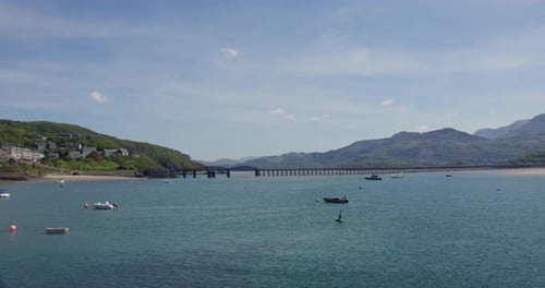 Plan panoramique de droite à gauche de la ville de Barmouth avec son port et son pont ferroviaire sur le
