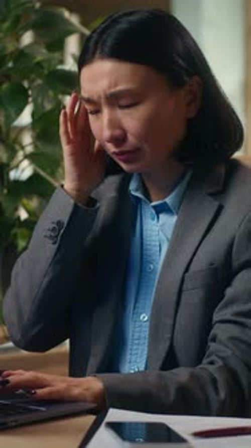 Cansada, agotada, con exceso de trabajo, asiática coreana, dolor de cabeza, dolor de cabeza, mujer, mujer empresaria