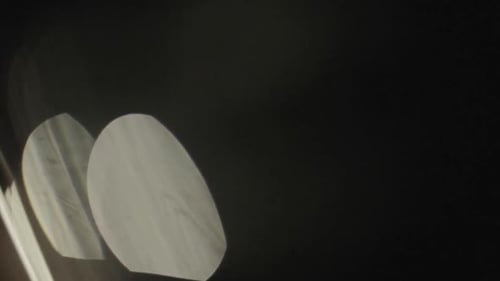Strahlend weiches Licht tritt aus, das eine romantische Atmosphäre hervorruft