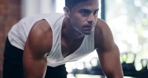 4k video footage of a handsome young man lifting weights in the gym
